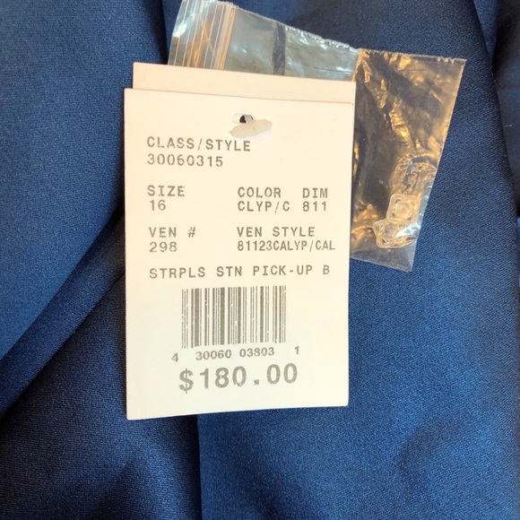 David’s Bridal, long formal dress, size 16 - Picture 3 of 4